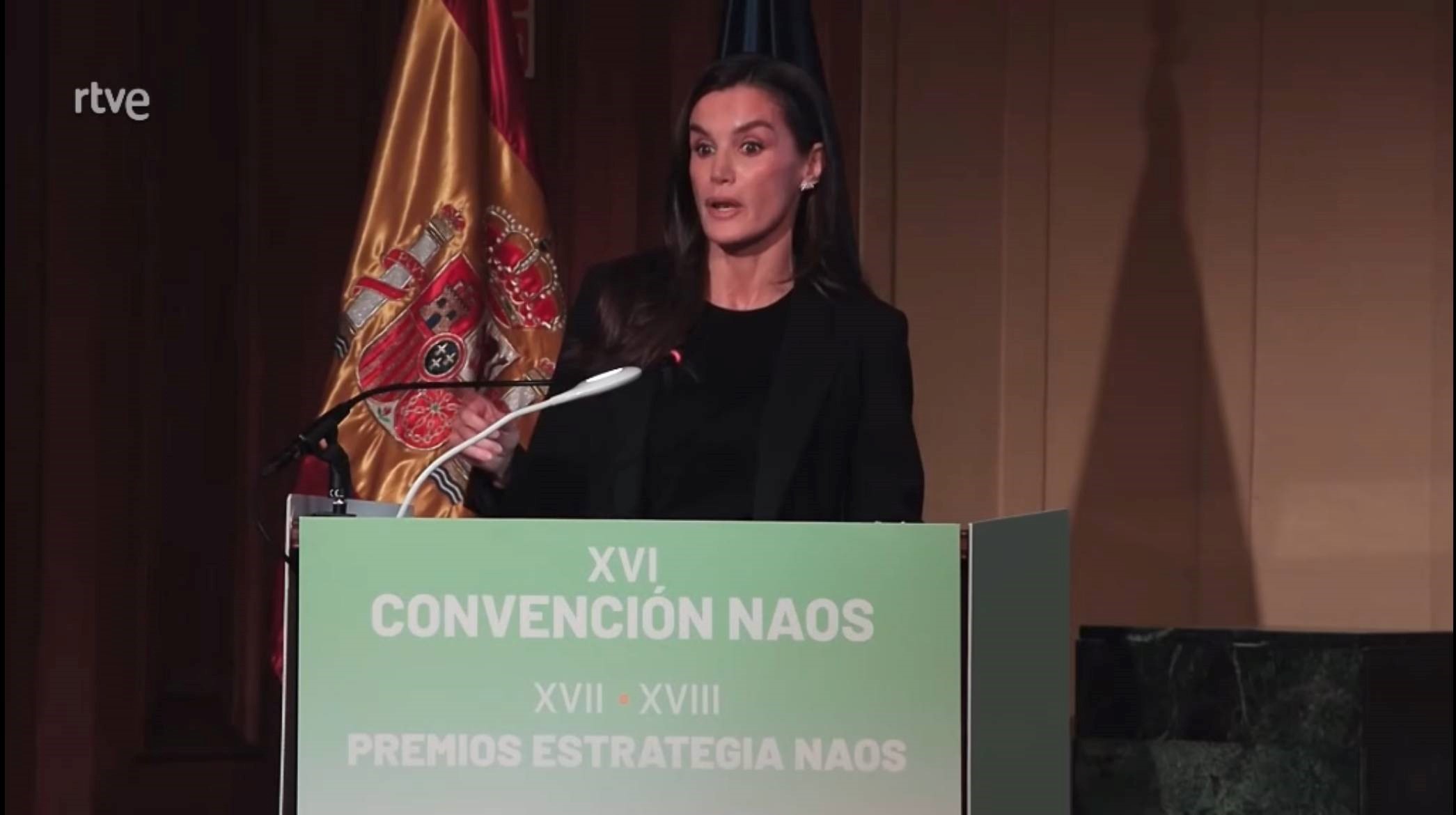 S.M. la Reina preside la entrega de los XVII y XVIII Premios Estrategia NAOS. Reportaje en el programa Audiencia Abierta de TVE. Minuto 15:37. 20.12.2025