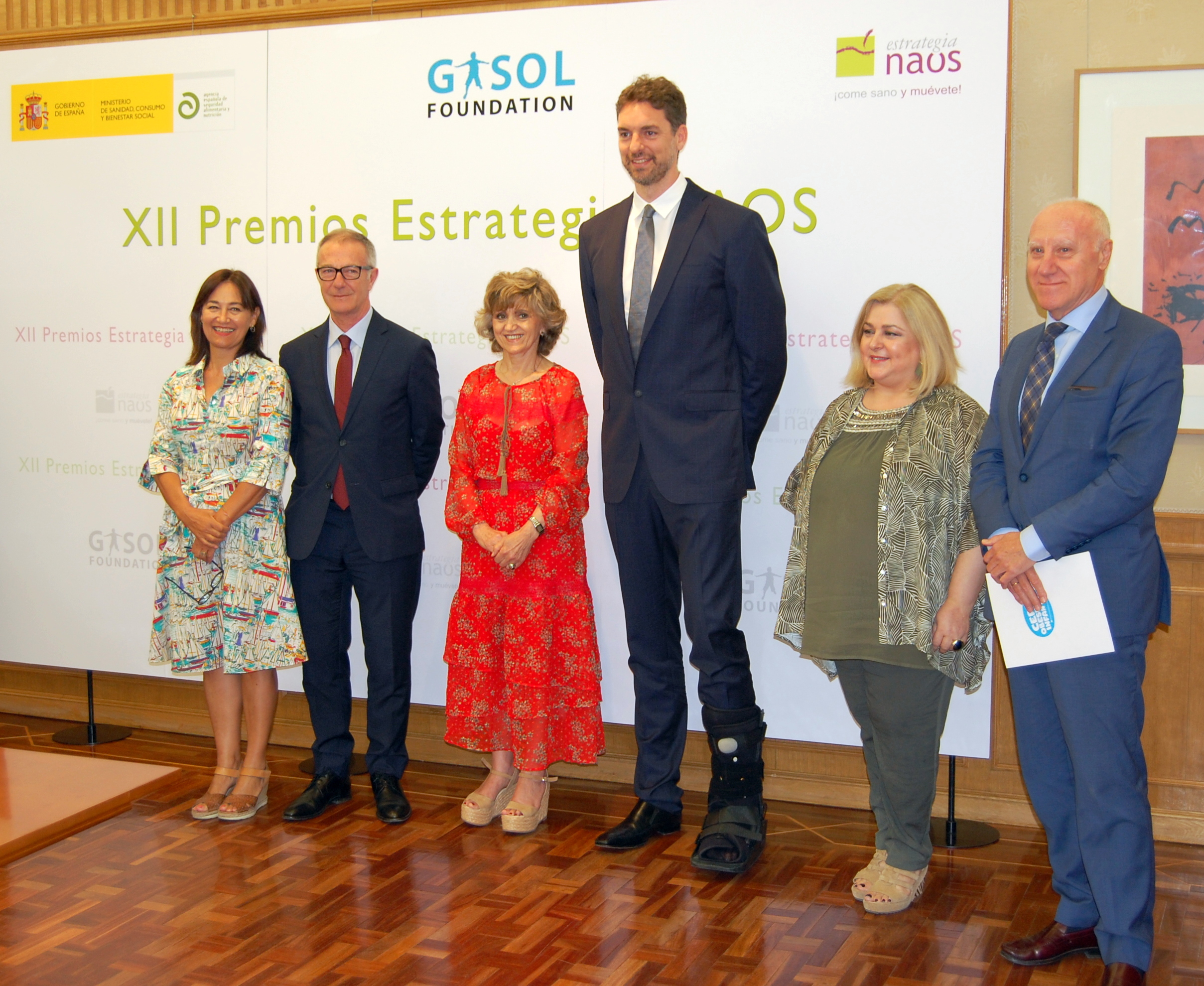 María Luisa Carcedo entrega a Pau Gasol el Premio de Especial Reconocimiento de la Estrategia NAOS por su liderazgo en la difusión de hábitos saludables