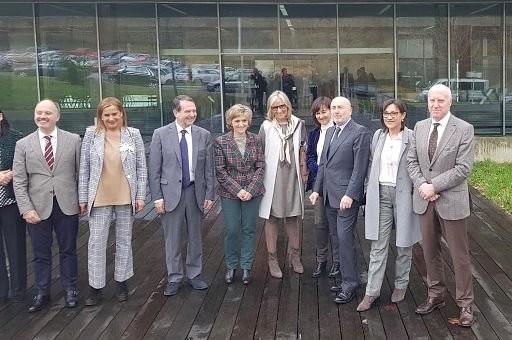 María Luisa Carcedo visita el Laboratorio Europeo y Nacional de Referencia de Biotoxinas Marinas de Vigo.