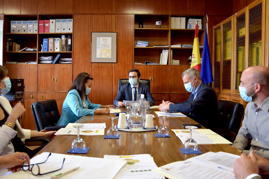 El Ministro Garzón visita el Centro Nacional de Alimentación