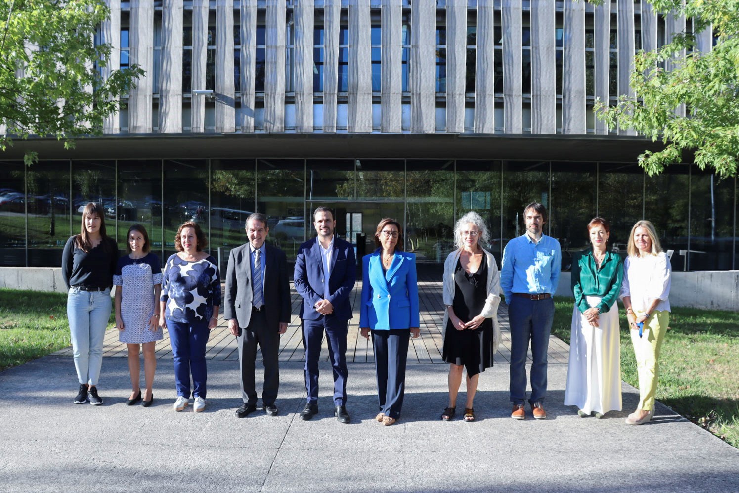 El Ministro de Consumo visita el Laboratorio Europeo de Referencia de Biotoxinas Marinas en Vigo